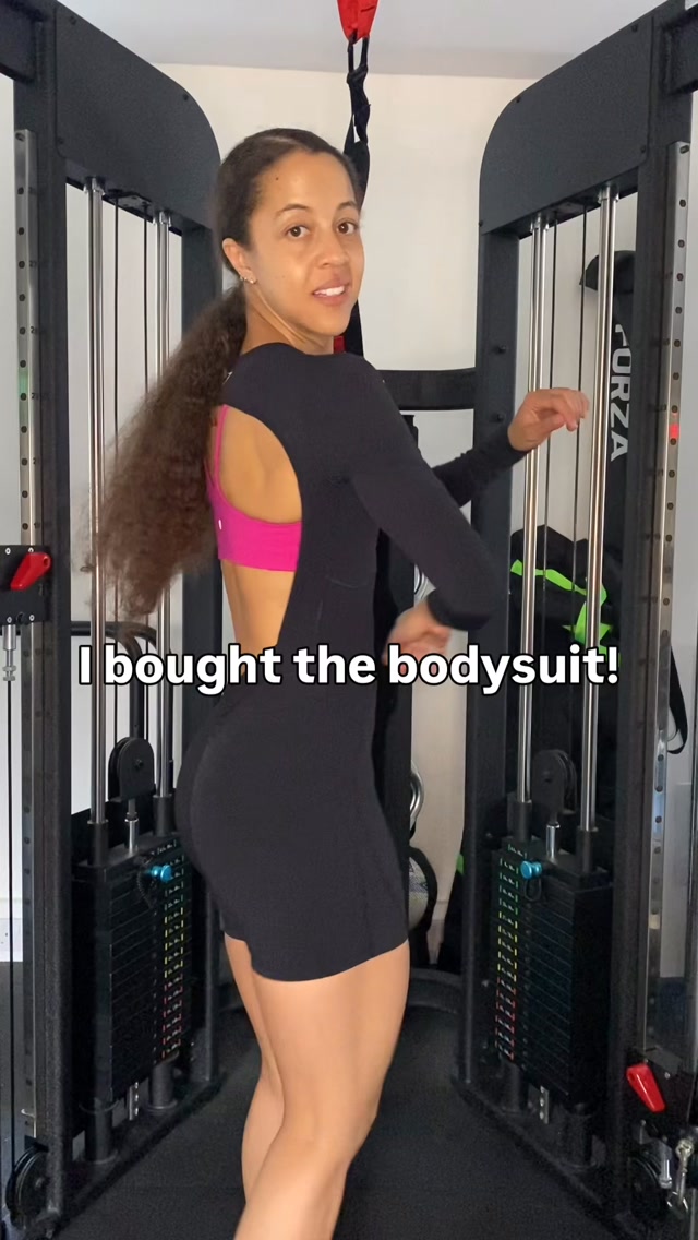 As you can very clearly tell, sharing clinical knowledge is my forte, but ask me to talk about myself and the awkwardness ensues 😂 Just trying to keep it light over here. Kind of liking the adult onesie look right now. Thank you V for the push!

#momlife #mombod #womensfitness #lifewithkids #fitmama